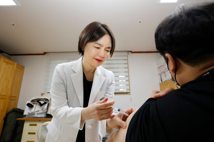 [서울=뉴시스] 광동제약이 전문 의료진(서울 서초구 소재 하이맵의원 김혜연 원장)과 함께 비타민D 주사제 무료 투여 봉사를 진행하고 있다. (사진=광동제약 제공) 2024.01.13. photo@newsis.com *재판매 및 DB 금지