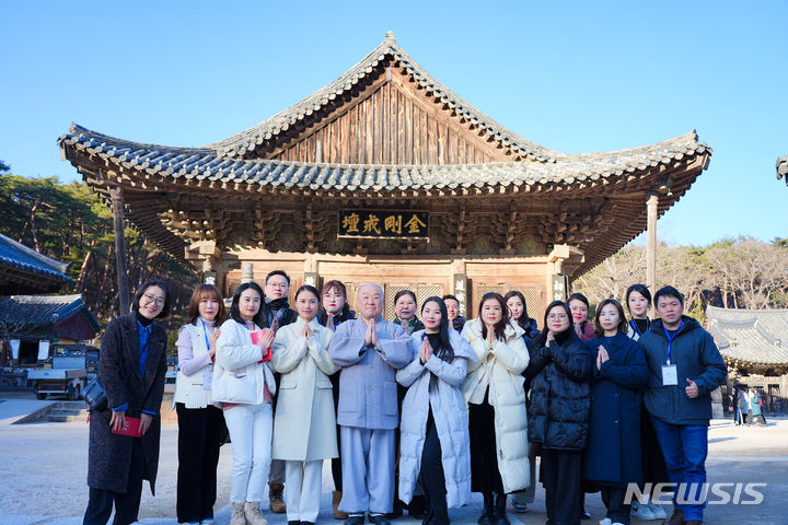 [양산=뉴시스] 경상남도 상해사무소 등 노력으로 경남을 방문한 중국인 관광객들이 지난 11일 양산 통도사 성보박물관에서 한국불교회화를 감상한 후 기념촬영하고 있다.(사진=경남도 제공)2024.01.12. photo@newsis.com