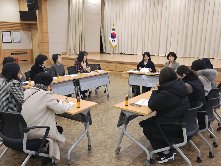 [여수=뉴시스] 여수시가 물가모니터요원 10명을 위촉하고 간담회를 갖고 있다. (사진=여수시 제공) 2024.01.12. photo@newsis.com *재판매 및 DB 금지