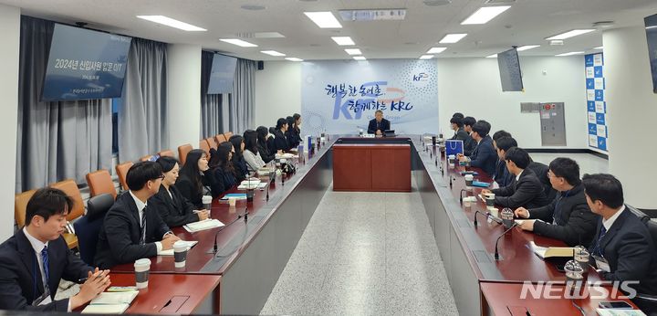 [전주=뉴시스]윤난슬 기자 = 한국농어촌공사 전북본부는 지난 8일부터 12일까지 5일 동안 2024년 신입사원 25명을 대상으로 입문 OJT 교육을 했다고 밝혔다.(사진=농어촌공사 전북본부 제공)