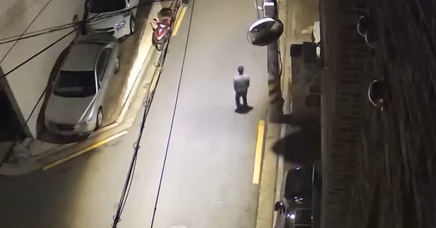 [서울=뉴시스] 한문철은 11일 '내 차를 밟고 올라서서 여자 혼자 사는 집을 훔쳐 보던 남자... 이거 스토킹범죄 아닌가요?'라는 제목의 영상을 게재했다. (사진= 한문철TV 채널 캡처) 2024.01.12. photo@newsis.com *재판매 및 DB 금지