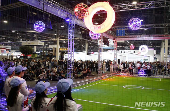 [전주=뉴시스]윤난슬 기자 = 전북 전주산 드론 축구가 세계 최고의 혁신 박람회인 미국 라스베이거스 CES 2024에서 세계인의 이목을 집중시키면서 전주를 넘어 세계로 향하는 쾌속 순항을 시작했다.(사진=전주시 제공)