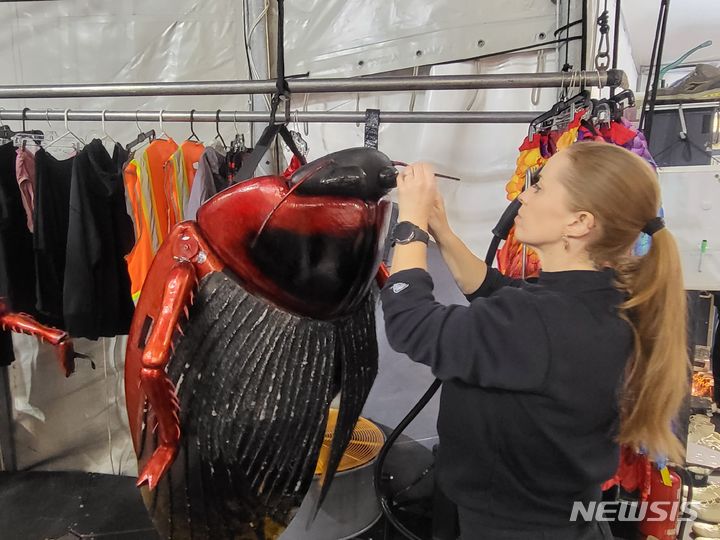 [부산=뉴시스] 김민지 기자 = 12일 오후 부산 해운대구 센텀시티 내 빅탑에서 '태양의 서커스-루치아' 개막을 앞두고 공연 소품 색채 작업이 진행되고 있다. 2024.01.12. mingya@newsis.com
