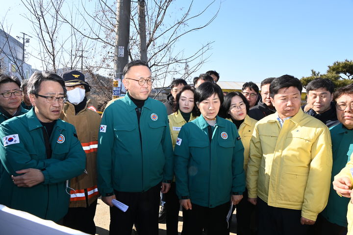 [세종=뉴시스] 이한경 행정안전부 재난안전관리본부장(왼쪽에서 두번째)이 12일 경기 화성시 양감면 소재 화학물질 보관창고에서 발생한 오염수 사고 현장을 점검하고 있다. (사진=행정안전부). 2024.01.12. photo@newsis.com. *재판매 및 DB 금지