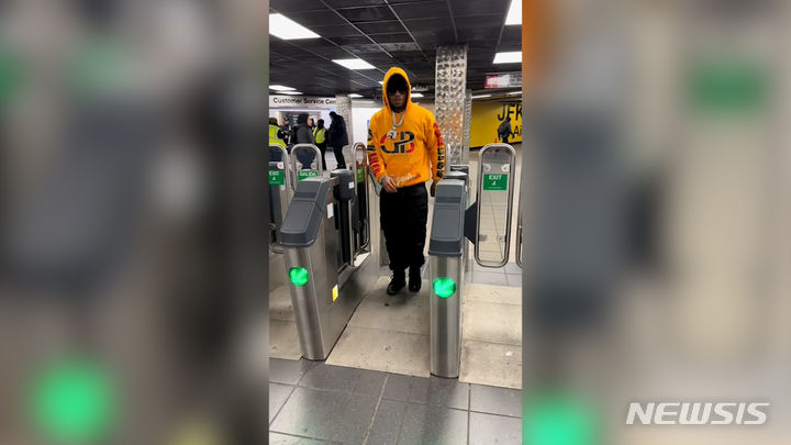만성화된 무임승차로 골머리를 앓던 미국 뉴욕 지하철이 10억원에 가까운 비용을 들여 도입한 신형 개찰구가 어이없게 뚫리는 영상이 소셜미디어(SNS)에 올라와 화제가 됐다. 한 남성 틱톡커가 공유한 '티켓을 안 사도 되는 방법'이란 영상엔 개찰구 센서 위에 손을 대고 흔들자 문이 활짝 열리는 장면이 담겼다. 출처 : @kiingspiidertv