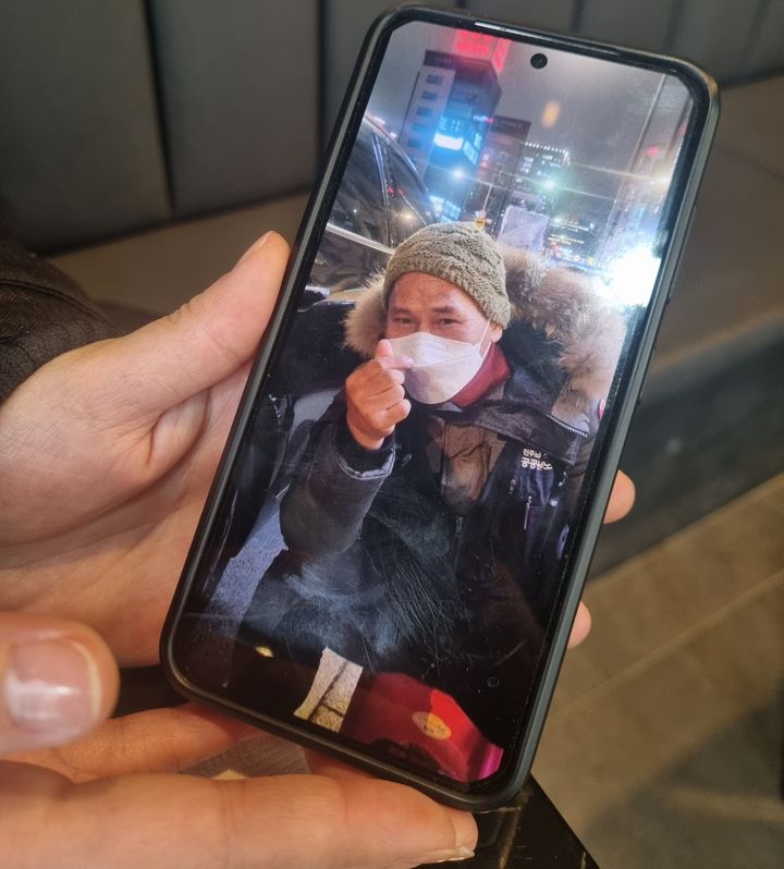 [서울=뉴시스] 14일은 임금 체불에 항의하고 완전월급제 도입을 요구하는 시위를 하다 분신해 숨진 택시기사 고(故) 방영환씨의 사망 100일이다. 뉴시스는 지난 11일 고인의 딸 희원(32)씨를 만나 그간의 얘기를 들었다. 사진은 딸 희원씨의 휴대폰에 저장된 고인의 생전 모습. (사진 제공=방희원씨) 2024.01.14 photo@newsis.com *재판매 및 DB 금지