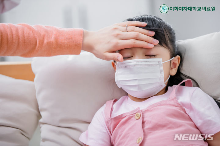 [서울=뉴시스]요즘처럼 감기, 독감(인플루엔자) 등 호흡기 질환이 유행하는 시기에는 영유아를 중심으로 발병하는 '급성 후두염'에 각별히 주의해야 한다. 아이가 자다가 갑자기 숨쉬기 힘들어하고 강아지 짖는 듯한 '컹컹'거리는 기침 소리를 내면 몸이 보내오는 위험신호는 아닌지 의심해봐야 한다. (사진= 이화의료원 제공) 2024.01.14. photo@newsis.com. 