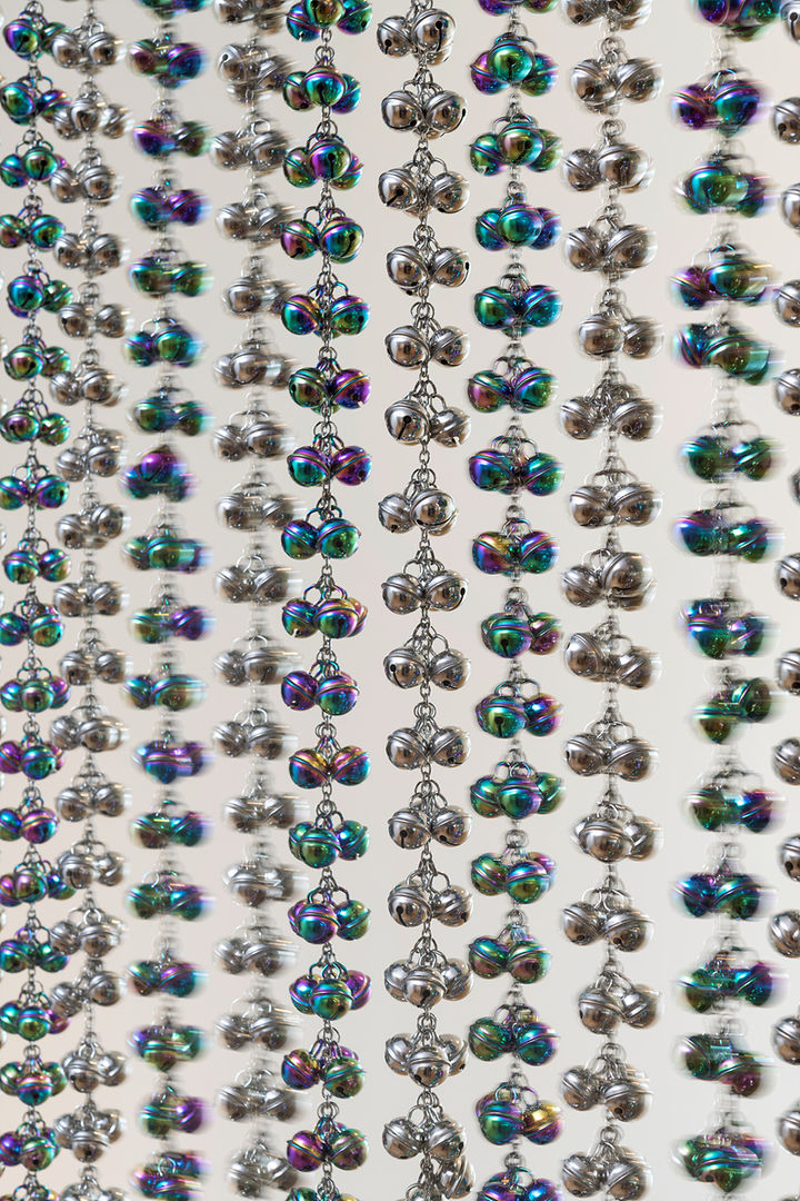 양혜규, 소리 나는 물방울 – 오팔', 2023, PVD-coated stainless steel bells, stainless steel bells, stainless steel chains, carabiners, split rings, 가변크기, Courtesy of the artist and Kukje Gallery 사진:= 안천호, 이미지=국제갤러리 제공. *재판매 및 DB 금지