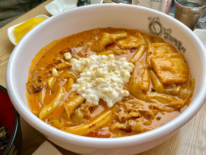 [서울=뉴시스] 에디터 먀아는 12일 엽기떡볶이 신메뉴인 '마라로제떡볶이'에 콘치즈를 추가해서 먹었다. (사진=에디터 Ma-Ah) 2024.01.12. photo@newsis.com *재판매 및 DB 금지