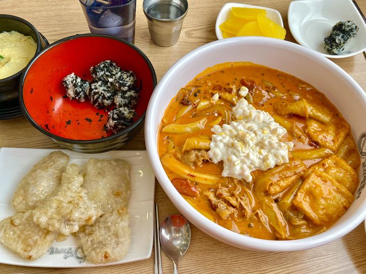 [서울=뉴시스] 에디터 먀아는 12일 엽기떡볶이 신메뉴인 '마라로제떡볶이'에 콘치즈를 추가해서 먹었다. (사진=에디터 Ma-Ah) 2024.01.12. photo@newsis.com *재판매 및 DB 금지