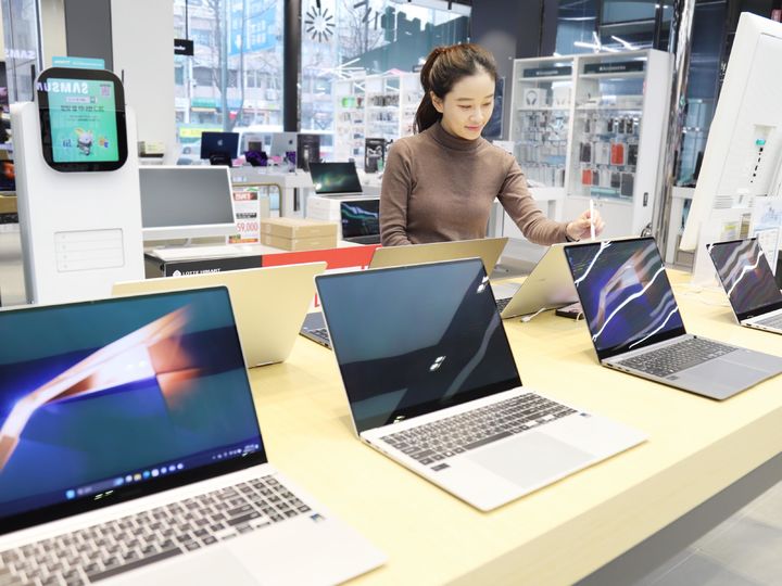 [서울=뉴시스] 롯데하이마트가 본격적인 졸업과 입학 시즌을 앞두고 IT 가전 행사를 진행한다고 12일 밝혔다. 노트북, 태블릿 등 학습에 필요한 IT 가전 구매 고객들을 대상으로 동시구매 행사, 사은품 증정 등 다양한 혜택을 준비했다. (사진=롯데하이마트 제공) 2024.01.12. photo@newsis.com *재판매 및 DB 금지