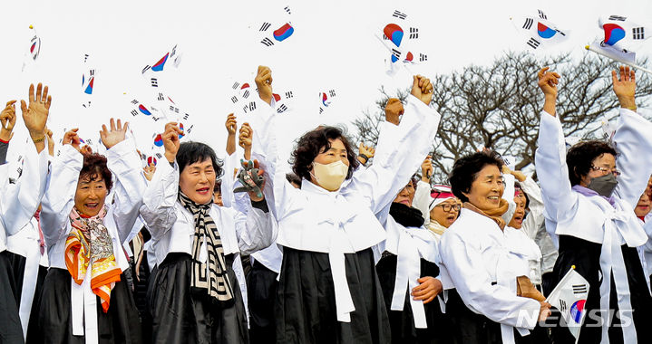 [제주=뉴시스] 우장호 기자 = 12일 오전 제주시 구좌읍 해녀항일운동기념탑 광장에서 열린 '제주해녀항일운동 제92주년 기념식' 추모제에서 해녀들이 만세삼창을 하고 있다. 2024.01.12. woo1223@newsis.com
