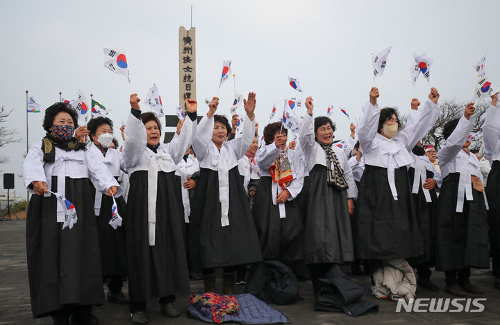 [제주=뉴시스] 우장호 기자 = 12일 오전 제주시 구좌읍 해녀항일운동기념탑 광장에서 열린 '제주해녀항일운동 제92주년 기념식' 추모제에서 해녀들이 만세삼창을 하고 있다. 2024.01.12. woo1223@newsis.com