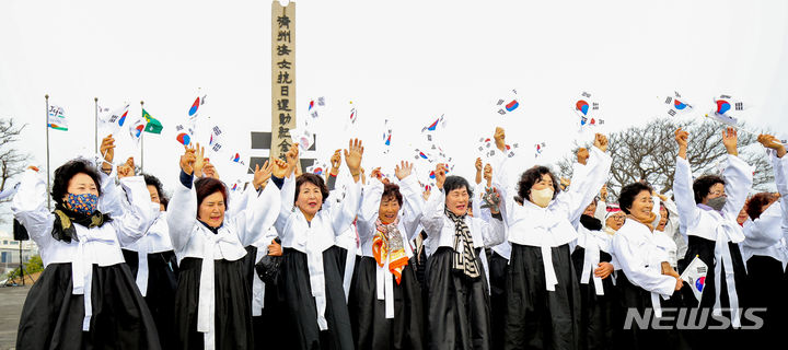 [제주=뉴시스] 우장호 기자 = 12일 오전 제주시 구좌읍 해녀항일운동기념탑 광장에서 열린 '제주해녀항일운동 제92주년 기념식' 추모제에서 해녀들이 만세삼창을 하고 있다. 2024.01.12. woo1223@newsis.com