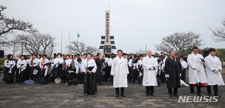 [제주=뉴시스] 우장호 기자 = 12일 오전 제주시 구좌읍 해녀항일운동기념탑 광장에서 열린 '제주해녀항일운동 제92주년 기념식' 추모제에 참석한 해녀와 마을대표들이 만세삼창을 준비하고 있다. 2024.01.12. woo1223@newsis.com