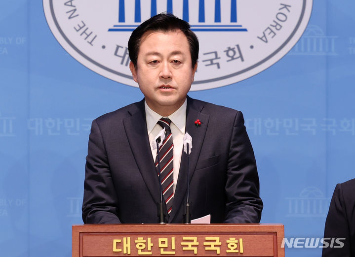 [서울=뉴시스] 이영환 기자 = 김용남 전 의원이 12일 오전 서울 여의도 국회 소통관에서 국민의힘 탈당 및 신당 합류 기자회견을 하고 있다. 2024.01.12. 20hwan@newsis.com