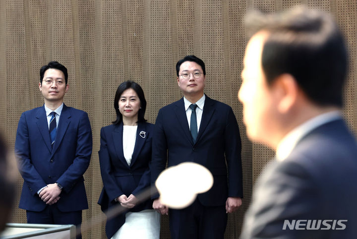 [서울=뉴시스] 이영환 기자 = 가칭 개혁신당 천하람(오른쪽부터), 허은아, 이기인 공동창당준비위원장이 12일 오전 서울 여의도 국회 소통관에서 김용남 전 의원 국민의힘 탈당 및 신당 합류 기자회견에 참석하고 있다. 2024.01.12. 20hwan@newsis.com
