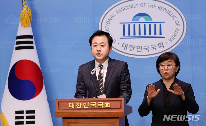 [서울=뉴시스] 이영환 기자 = 김용남 전 의원이 12일 오전 서울 여의도 국회 소통관에서 국민의힘 탈당 및 신당 합류 기자회견을 하고 있다. 2024.01.12. 20hwan@newsis.com