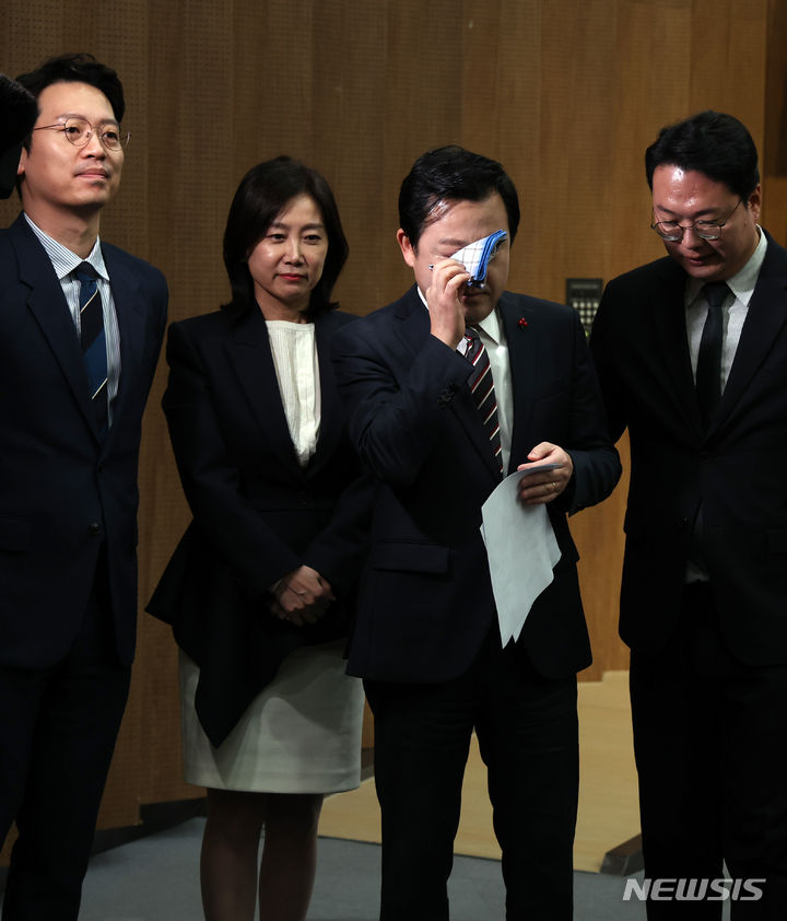 [서울=뉴시스] 이영환 기자 = 김용남 전 의원이 12일 오전 서울 여의도 국회 소통관에서 국민의힘 탈당 및 신당 합류 기자회견을 마친 후 눈물을 훔치고 있다. 왼쪽부터 가칭 개혁신당 이기인, 허은아 공동창당준비위원장, 김 전 의원, 천하람 공동창당준비위원장. 2024.01.12. 20hwan@newsis.com
