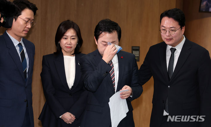 [서울=뉴시스] 이영환 기자 = 김용남 전 의원이 12일 오전 서울 여의도 국회 소통관에서 국민의힘 탈당 및 신당 합류 기자회견을 마친 후 눈물을 훔치고 있다. 왼쪽부터 가칭 개혁신당 이기인, 허은아 공동창당준비위원장, 김 전 의원, 천하람 공동창당준비위원장. 2024.01.12. 20hwan@newsis.com