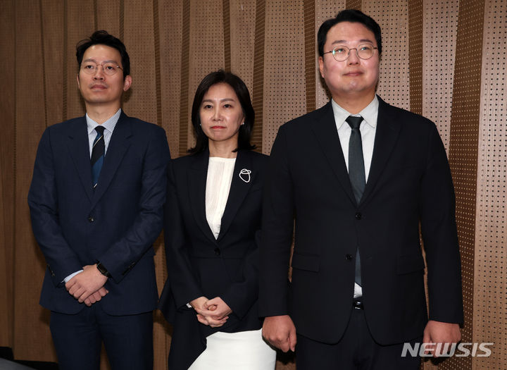 [서울=뉴시스] 이영환 기자 = 가칭 개혁신당 천하람(오른쪽부터), 허은아, 이기인 공동창당준비위원장이 12일 오전 서울 여의도 국회 소통관에서 김용남 전 의원 국민의힘 탈당 및 신당 합류 기자회견에 참석하고 있다.&nbsp; 2024.01.12. 20hwan@newsis.com
