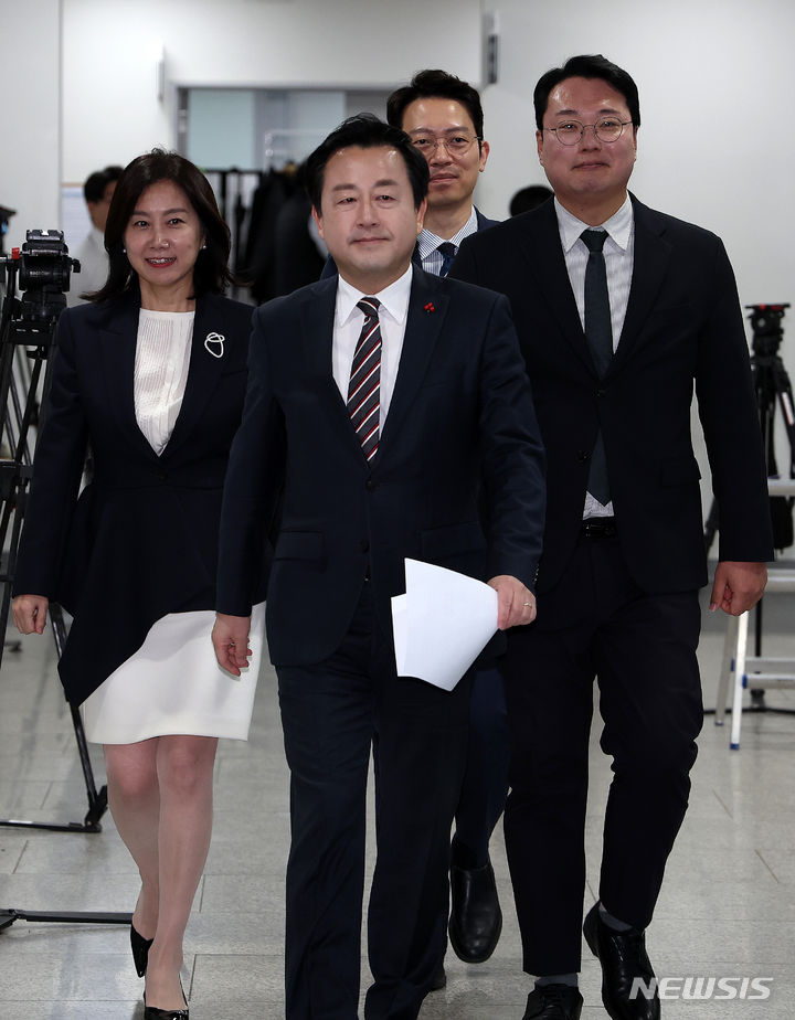[서울=뉴시스] 이영환 기자 = 가칭 개혁신당 천하람, 허은아, 이기인 공동창당준비위원장과 김용남 전 의원이 12일 오전 서울 여의도 국회 소통관에서 국민의힘 탈당 및 신당 합류 기자회견에 참석하고 있다. 2024.01.12. 20hwan@newsis.com