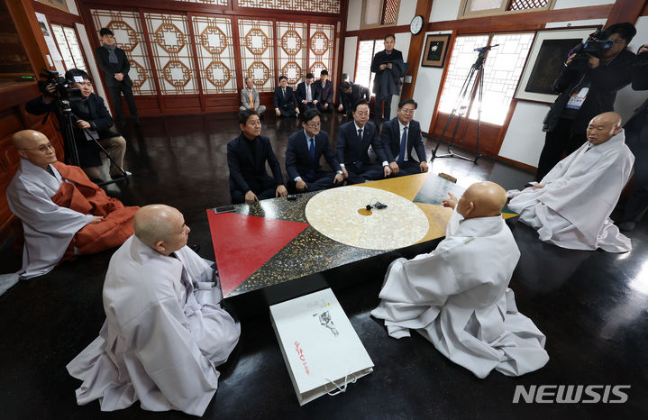 [양산=뉴시스]차용현 기자= 더불어민주당 홍익표 원내대표가 12일 오전 경남 양산시 통도사를 방문해 대한불교조계종 종정예하 성파대종사를 예방하고 있다.(공동취재) 2024.01.12.photo@newsis.com