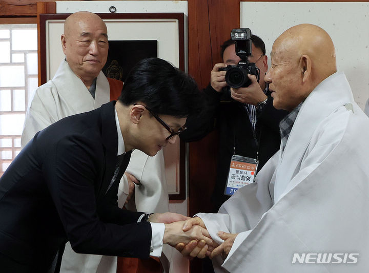 [양산=뉴시스]차용현 기자= 12일 오전 경남 양산시 통도사를 찾은 한동훈 국민의힘 비상대책위원장이 대한불교조계종 종정예하 성파대종사를 예방하고 있다.(공동취재) 2024.01.12.photo@newsis.com