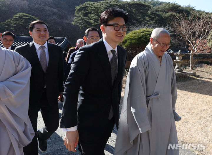 [양산=뉴시스]차용현 기자= 12일 오전 경남 양산시 통도사를 찾은 한동훈 국민의힘 비상대책위원장이 대한불교조계종 종정예하 성파대종사를 예방하기 위해 이동하고 있다.(공동취재) 2024.01.12.photo@newsis.com