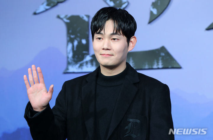 [서울=뉴시스] 김혜진 기자 = 배우 류경수가 12일 오후 서울 중구 앰버서더 서울 풀만에서 열린 넷플릭스 오리지널 시리즈 '선산'(감독 민홍남) 제작발표회에서 포즈를 취하고 있다. 2024.01.12. jini@newsis.com