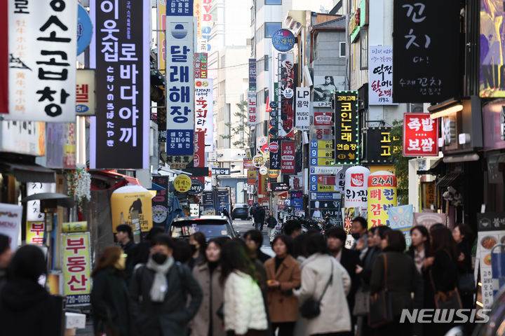 [서울=뉴시스] 황준선 기자 = 정부와 국민의힘이 코로나19로 소액 채무를 연체한 소상공인과 서민을 위한 신용회복 지원에 나선다. 대상자는 2021년 9월부터 올해 1월까지 2000만원 이하의 소액 채무 연체자로 5월까지 연체액 전액을 상환하면 연체 기록을 삭제 해주는 '신용사면'을 시행한다. 사진은 12일  음식점과 주점 등이 밀집된 서울 종로구 종각 젊음의 거리 모습. 2024.01.12. hwang@newsis.com