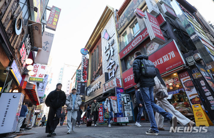 [서울=뉴시스] 황준선 기자 = 사진은 음식점과 주점 등이 밀집된 서울 종로구 종각 젊음의 거리 모습. 2024.01.12. hwang@newsis.com
