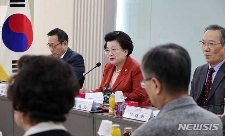 [서울=뉴시스] 이배용 국가교육위원장이 지난달 12일 서울 종로구 정부서울청사에서 열린 제25차 국가교육위원회에 참석해 발언하고 있다. (사진=뉴시스DB). 2024.02.16. photo@newsis.com