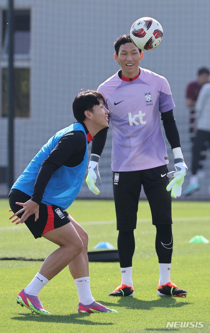 [도하(카타르)=뉴시스] 김근수 기자 = 대한민국 축구대표팀 손흥민과 김승규가 12일(현지시간)  카타르 도하 알 에글라 트레이닝센터에서 훈련하고 있다. 위르겐 클린스만 감독이 이끄는 대표팀은 오는 15일 E조 조별리그 첫 경기인 바레인전을 시작으로 20일 요르단, 25일 말레이시아와 경기를 치른다. 2024.01.12. ks@newsis.com