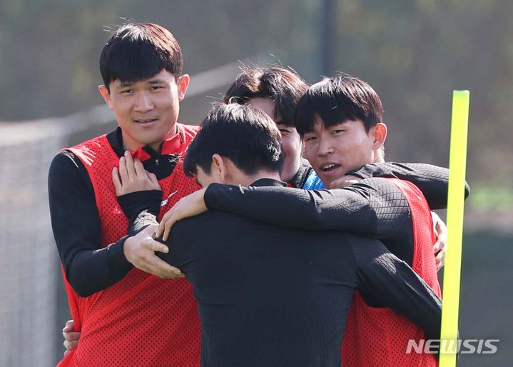 [도하(카타르)=뉴시스] 김근수 기자 = 대한민국 축구국가대표팀 김민재와 정우영이 지난해 1월12일(현지시간) 카타르 도하 알 에글라 트레이닝센터에서 훈련을 하고 있다. 위르겐 클린스만 감독이 이끄는 대표팀은 오는 15일 E조 조별리그 첫 경기인 바레인전을 시작으로 20일 요르단, 25일 말레이시아와 경기를 치른다. 2024.01.12. ks@newsis.com