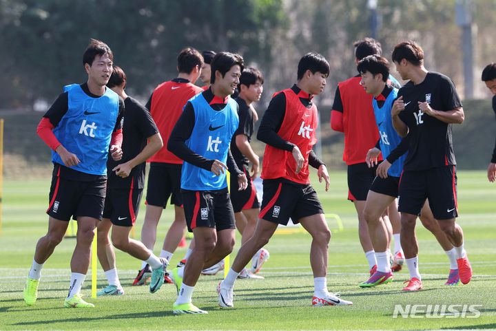 [도하(카타르)=뉴시스] 김근수 기자 = 대한민국 축구국가대표팀 김영권과 설영우, 정우영이 12일(현지시간)  카타르 도하 알 에글라 트레이닝센터에서 훈련을 하고 있다. 위르겐 클린스만 감독이 이끄는 대표팀은 오는 15일 E조 조별리그 첫 경기인 바레인전을 시작으로 20일 요르단, 25일 말레이시아와 경기를 치른다. 2024.01.12. ks@newsis.com