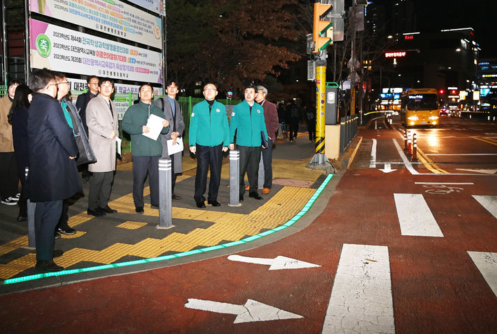 [서울=뉴시스] 김선웅 기자 = 이한경 행정안전부 재난안전관리본부장이 지난 1월12일 대전 유성구 소재 초등학교 앞 어린이보호구역을 점검하고 있다. (사진=행정안전부 제공) 2024.04.19. *재판매 및 DB 금지