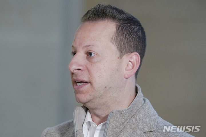 [워싱턴=AP/뉴시스]재러드 모스코위츠(민주·플로리다) 미 하원의원이 6일(현지시각) 공화당 부통령 후보로 거론되는 크리스티 노엄 사우사다코타주지사를 비판하는 과정에서 개고기 식용을 언급했다가 한국에 대한 편견을 드러냈다는 지적을 받고 사과했다고 폴리티코가 전했다. 사진은 지난 1월12일 워싱턴DC 국회의사당에서 취재진 질문에 답하고 있는 모스코위츠 의원. 2024.05.07.