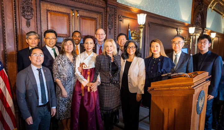 [나주=뉴시스] 사진은 김춘진 한국농수산식품유통공사(aT) 사장(2열 왼쪽 두 번째)이 엘렌 박 뉴저지주 하원의원(1열 오른쪽 세 번째)과 함께 참여한 미국 연방의회 '김치의 날' 기념행사 모습. (사진=aT 제공) 2024.01.13. photo@newsis.com *재판매 및 DB 금지