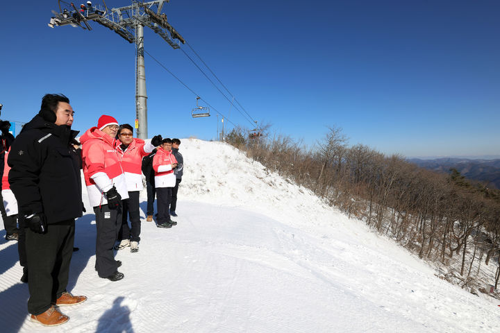 [서울=뉴시스] 김선웅 기자 = 유인촌 문화체육관광부 장관이 13일 강원 정선군 하이원리조트에 동계청소년올림픽대회 현장 점검 차 방문해 대회 코스 및 시설을 살펴보고 있다. (사진=문화체육관광부 제공) 2024.01.13. photo@newsis.com *재판매 및 DB 금지