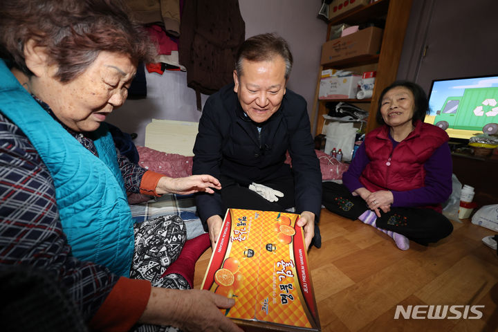 [서울=뉴시스] 권창회 기자 =이상민 행정안전부 장관이 13일 오후 서울 용산구 서울역쪽방촌에 거주하고 있는 독거노인을 방문해 애로사항 청취 및 위로의 물품을 건내고 있다. (공동취재) 2024.01.13. photo@newsis.com