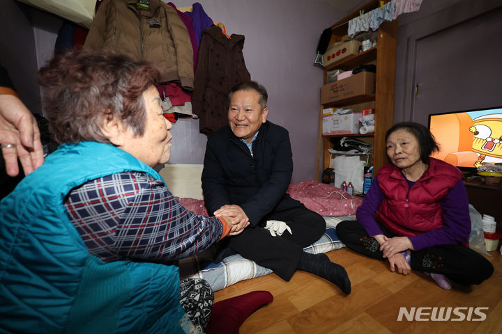 이상민 행정안전부 장관이 13일 오후 서울 용산구 서울역쪽방촌에 거주하고 있는 독거노인을 방문해 애로사항 청취 및 위로를 하고 있다. (공동취재) 2024.01.13. photo@newsis.com