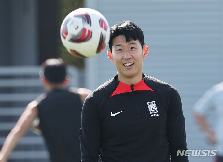 [도하(카타르)=뉴시스] 김근수 기자 = 대한민국 축구대표팀 손흥민이 13일(현지시간) 카타르 도하 알 에글라 트레이닝센터에서 훈련을 하고 있다. 위르겐 클린스만 감독이 이끄는 대표팀은 오는 15일 E조 조별리그 첫 경기인 바레인전을 시작으로 20일 요르단, 25일 말레이시아와 경기를 치른다. 2024.01.13. ks@newsis.com