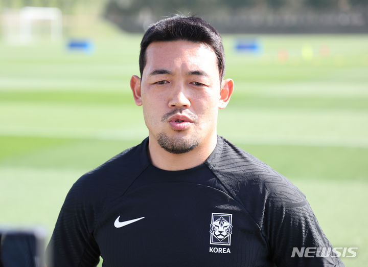 [도하(카타르)=뉴시스] 김근수 기자 = 대한민국 축구대표팀 수비수 이기제가 13일(현지시간)&nbsp; 카타르 도하 알 에글라 트레이닝센터에 앞서 취재진 질문에 답하고 있다. 위르겐 클린스만 감독이 이끄는 대표팀은 오는 15일 E조 조별리그 첫 경기인 바레인전을 시작으로 20일 요르단, 25일 말레이시아와 경기를 치른다. 2024.01.13. ks@newsis.com