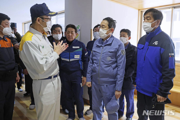 [와지마(이시카와현)=AP/뉴시스] 기시다 후미오 일본 총리(가운데)가 14일 노토 지진 최대 피해 지역 중 한 곳인 이시카와현 와지마시 구조센터를 찾아 현장을 시찰하고 있다. 2024.01.14.