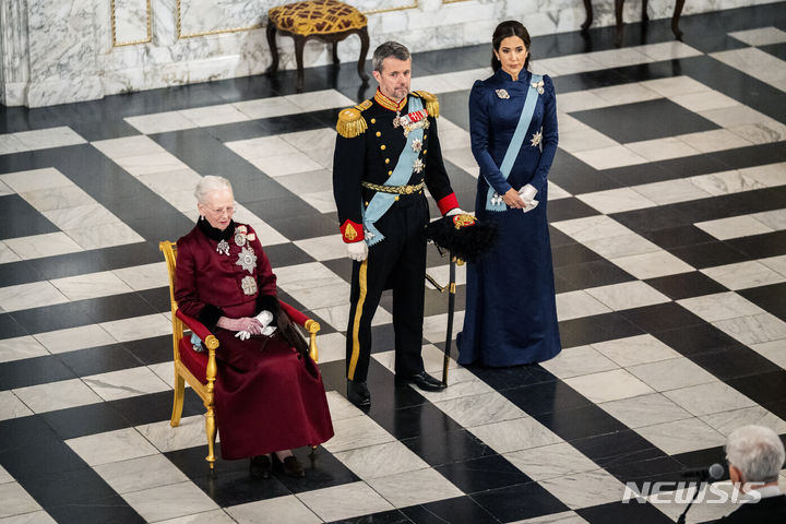 [코펜하겐(덴마크)=AP/뉴시스]마르그레테 2세 덴마크 여왕, 프레데릭 왕세자, 메리 왕세자비(왼쪽부터)가 지난 3일 코펜하겐의 크리스티안보르 왕궁에서 새해 인사차 왕궁을 찾은 외교 사절들을 맞고 있다. 마르그레테 2세 덴마크 여왕이 14일 52년 넘게 지켜온 덴마크 군주직에서 물러나고, 55세인 그녀의 장남이 프레데릭 10세로 덴마크의 새 국왕이 된다. 2024.01.14.