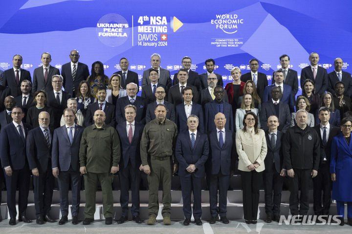 [다보스=AP/뉴시스]14일(현지시간) 스위스 다보스에서 열린 제4차 우크라이나 평화회의 기념촬영 모습. 2024.01.15.