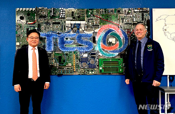 [서울=뉴시스] SK에코플랜트가 미국 네바다주와 테스 라스베이거스 공장을 함께 둘러보며 폐배터리 리사이클링 기술력을 비롯해 전기·전자폐기물(E-waste) 사업과 글로벌 네트워크 등에 대해 깊은 논의를 나눴다. 사진은 SK에코플랜트 박경일 사장(왼쪽)과 네바다주 조 롬바르도 주지사가 테스 공장에서 기념촬영을 하는 모습.