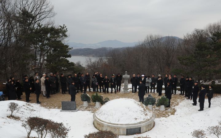 [수원=뉴시스] 고 심재덕 수원시장 15주기 추모식. (사진=미스터토일렛 심재덕 기념사업회 제공) 2024.1.14. photo@newsis.com *재판매 및 DB 금지