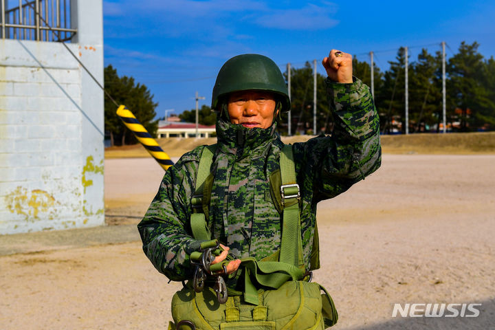 [포항=뉴시스] 안병철 기자 = 최고령 참가자인 최이기 씨(74)가 막타워 강하훈련에 앞서 구호를 외치고 있다. (사진=해병대1사단 제공) 2024.01.14. photo@newsis.com